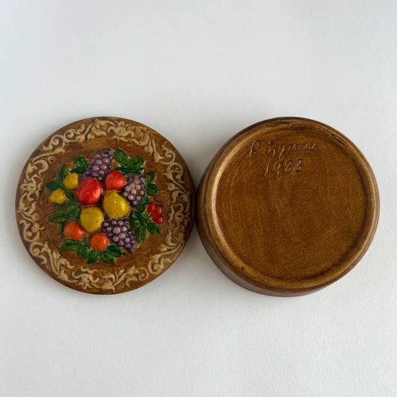 Vintage Sculpted & Hand Painted Ceramic Trinket Box Signed 1983 Fruit Design - Picture 2 of 7